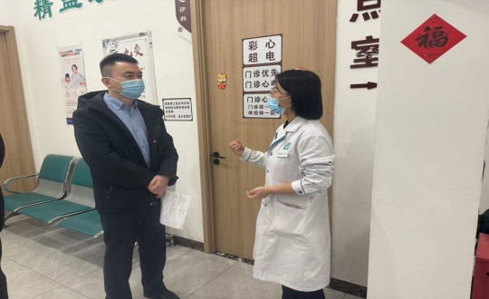 19.物業(yè)總公司總經理岳奇與醫(yī)療公司相關人員交流員工體檢情況_副本.jpg
